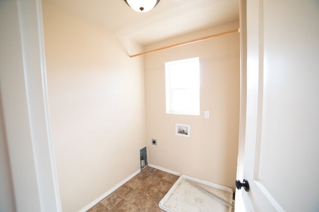 Building Photo - Newer Construction Townhome in Canby