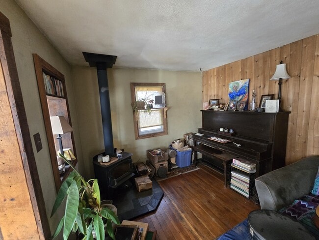 Building Photo - 417 E Tamarack St