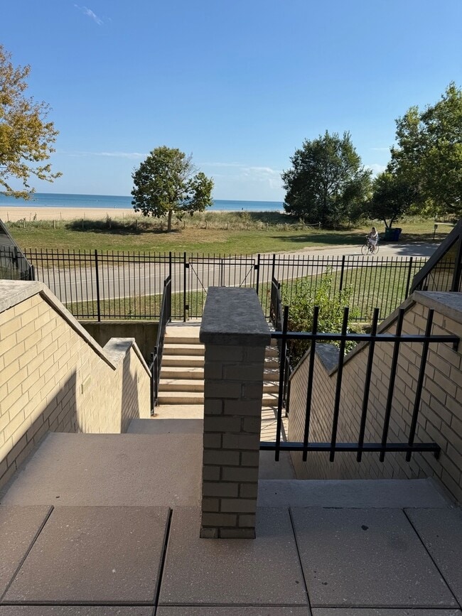 Building Photo - 5747 N Sheridan Rd