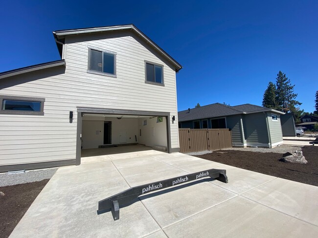 Building Photo - Beautiful home near Shevlin Park