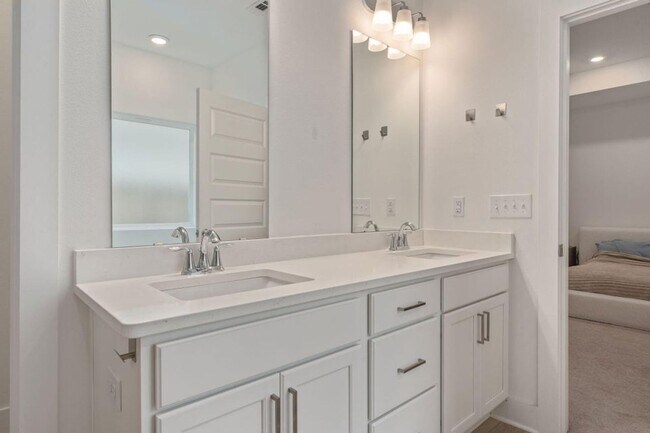 Building Photo - 3 Bedroom plus office/flex space in Crestv...