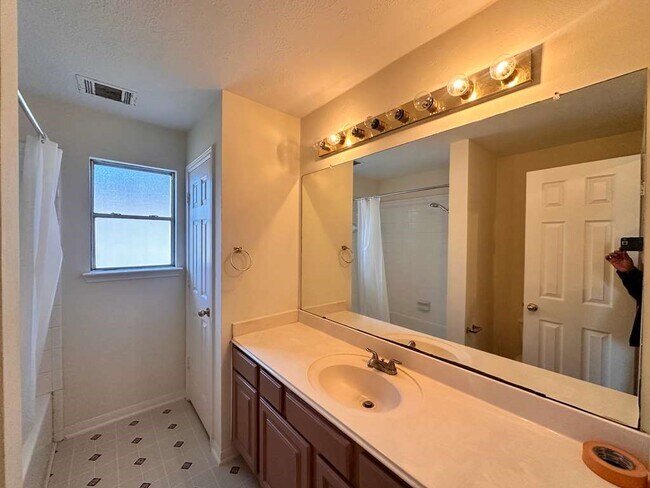 Building Photo - 2203 Nashua Dr