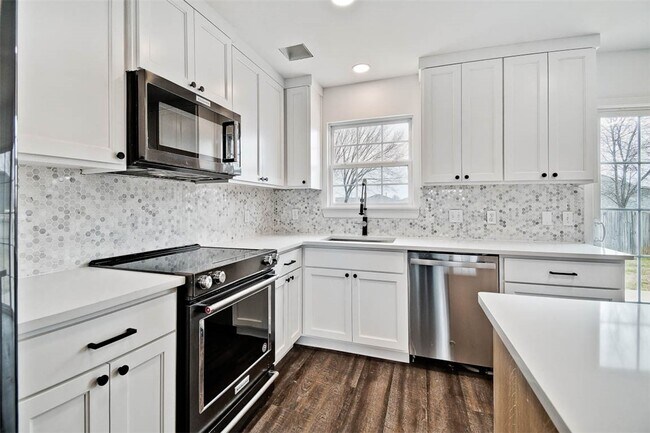 Building Photo - 902 SW Hopi Cir