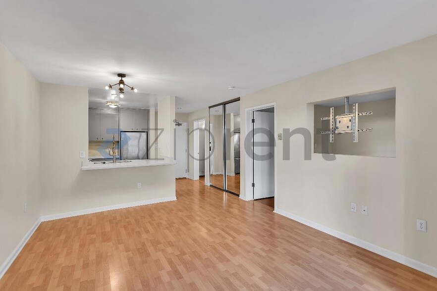 Building Photo - Unit 121