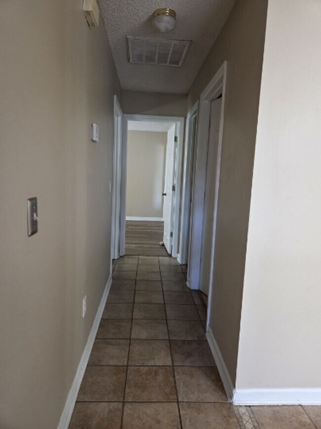 Building Photo - Beautiful home in a very quiet neighborhood