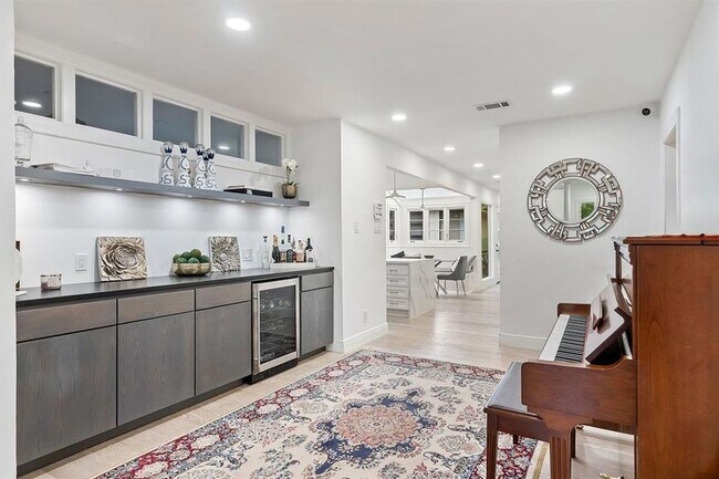 Building Photo - 1703 Meadowbrook Dr