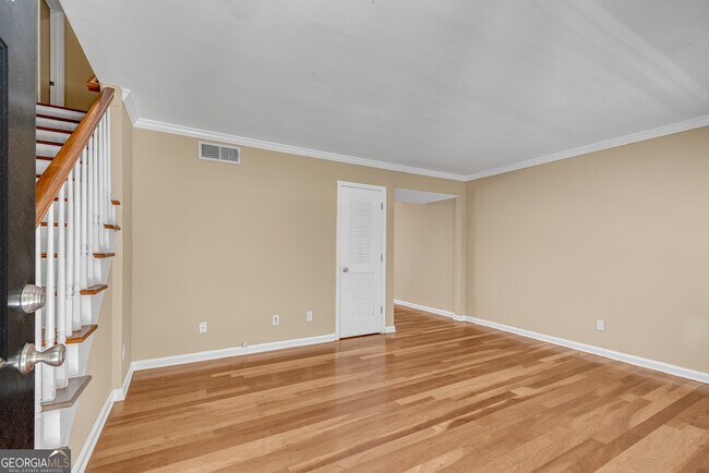 Building Photo - 6940 Roswell Rd