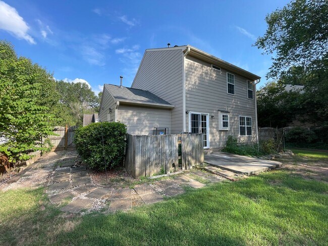 Building Photo - Beautiful, updated 3br 2.5 ba home with garage, fenced-yard in Home Valley Farms Now Available!