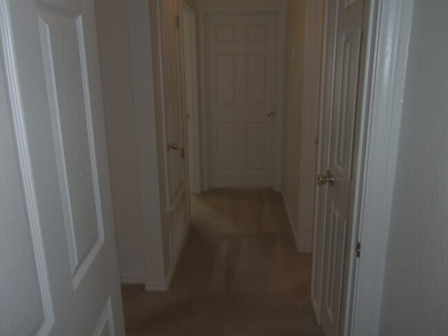 Building Photo - 4 Bedroom 2 Bath