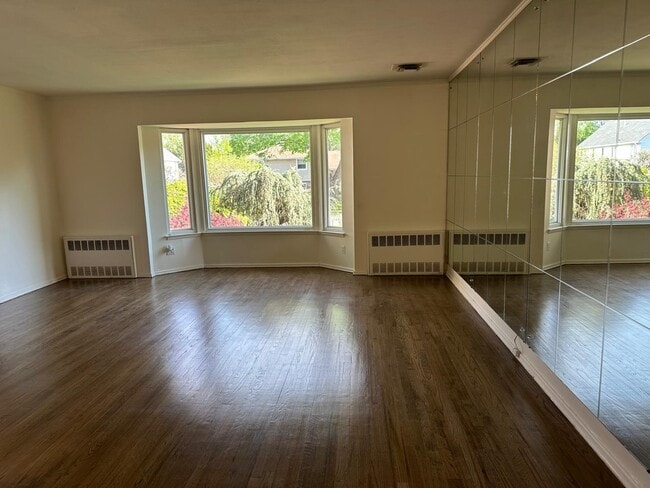 Building Photo - 310 S Oyster Bay Rd
