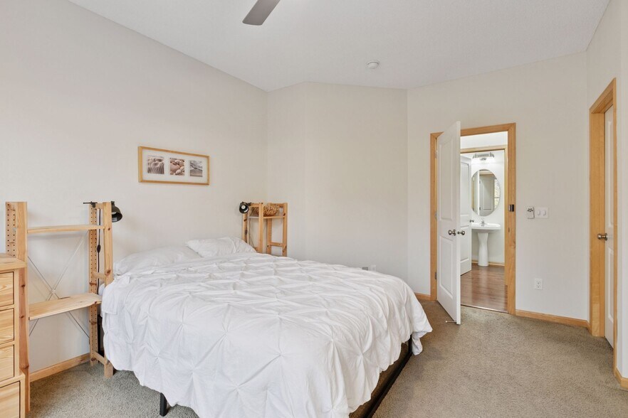 Building Photo - 10749 Falling Water Ln