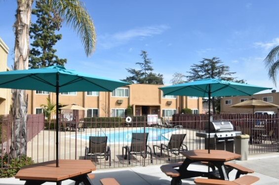BBQ / Pool Area - La Privada Valle Poway
