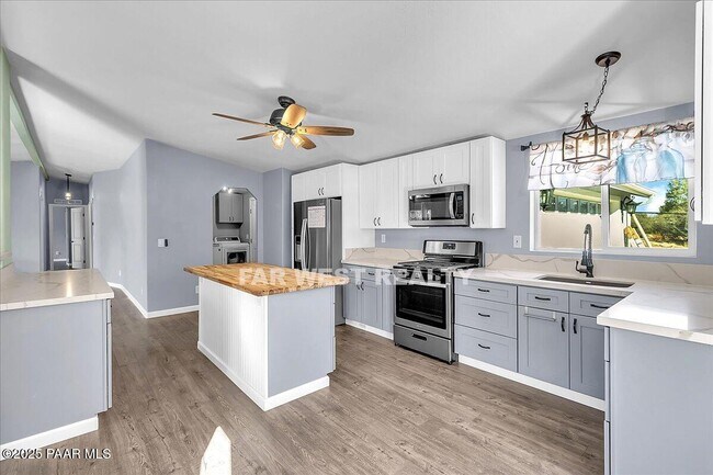 Building Photo - 2490 W Glenshandra Dr