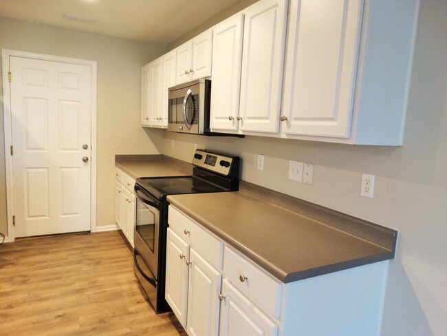 Building Photo - GREAT Updated 3 Bed 2 Bath Duplex at Saddl...