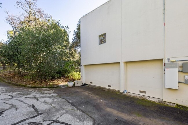 Building Photo - Charming 4BR Home Available in Private Portola Valley Cul de Sac