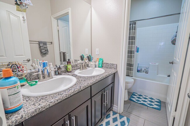 Building Photo - Beautiful 5-Bedroom Home with Outdoor Entertainer's Area in Valencia!