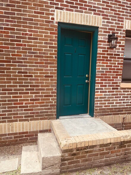 Building Photo - 831 King St