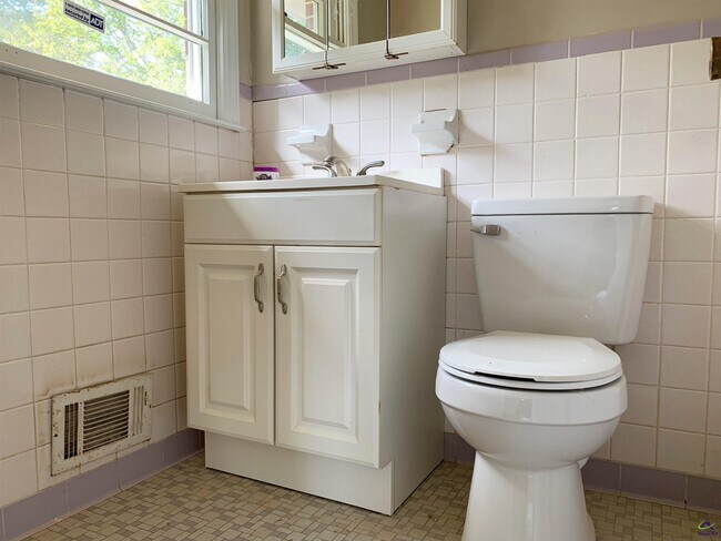 Building Photo - 3240 Commodore Dr