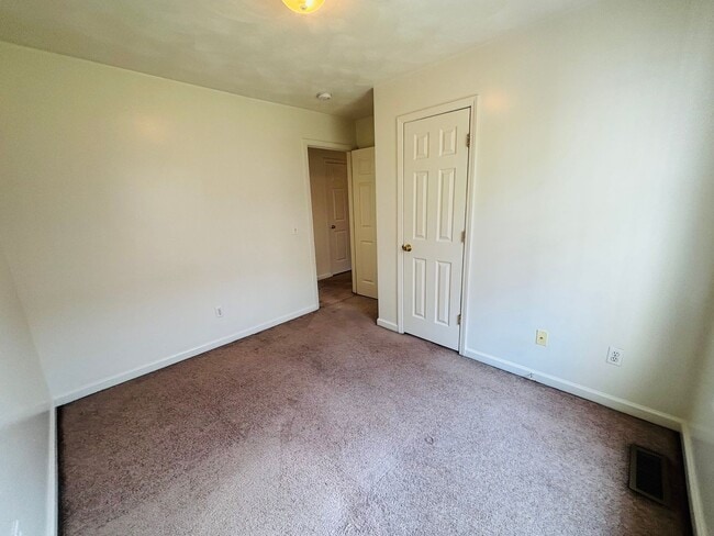 Building Photo - 3 Bedroom, 1.5 Bath Townhouse