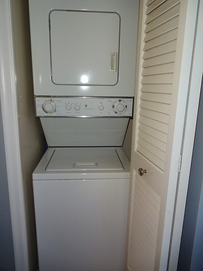 Building Photo - Courthouse Condo just steps away from Metro