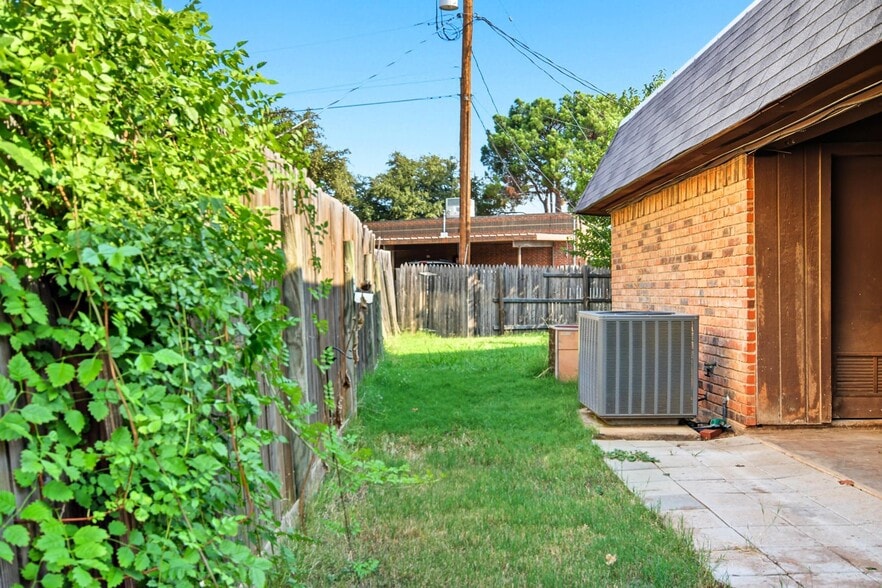 Building Photo - 4934 Greenslope Dr
