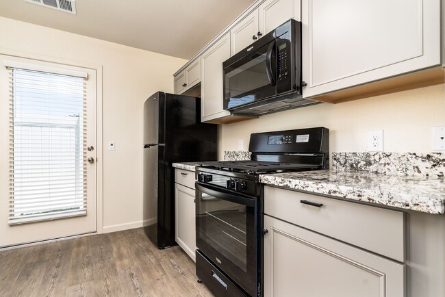 Building Photo - 2467 Oakmont Cir