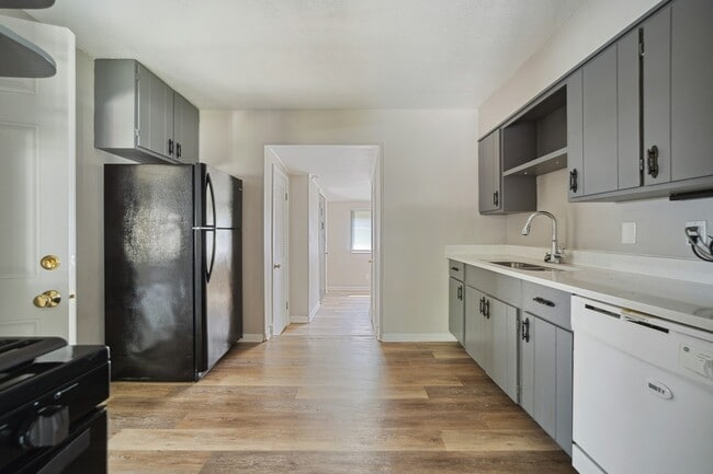 Building Photo - 9251 Newkirk Dr