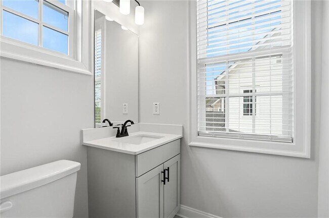 Building Photo - 1254 Six Sisters St