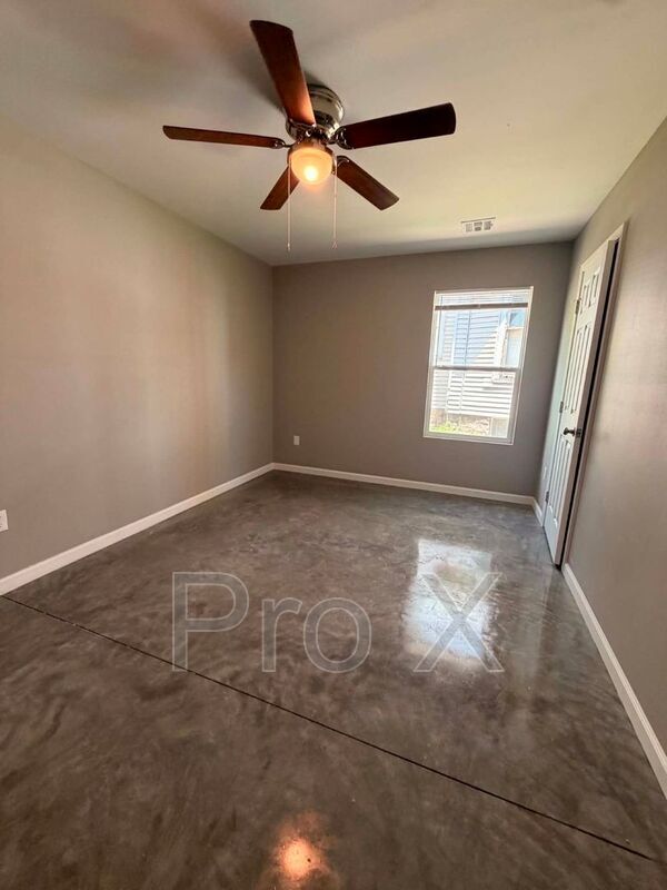 Building Photo - 514 S Byers Ave