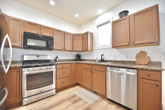 Building Photo - Charming 3 Bedroom, 2.5 Bathroom Home Fully Furnished in Benton Harbor Close to Lake Michigan and...