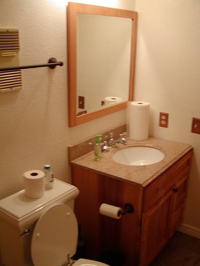 Building Photo - Quaint 1 Bedroom/1 Bath Unit in Wildernest-Wifi, Clubhouse Utilities included