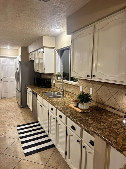 Building Photo - 2406 Strait Ln