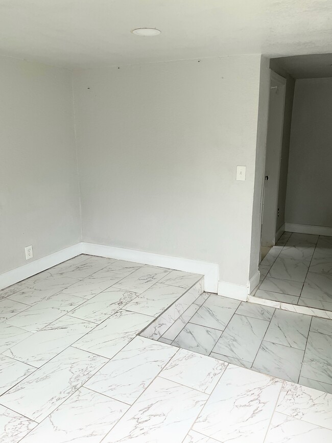 Building Photo - 1356 W 24th St