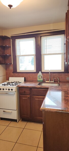 Building Photo - 340 S Jackson St