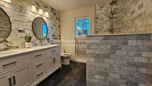 Building Photo - Modern Townhouse Living in Desirable Lakes...