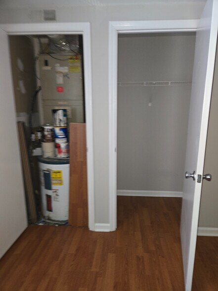 Building Photo - Room in Apartment on Arlyn Cir