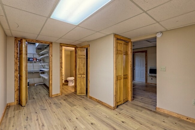 Building Photo - 122 Treetop Ln