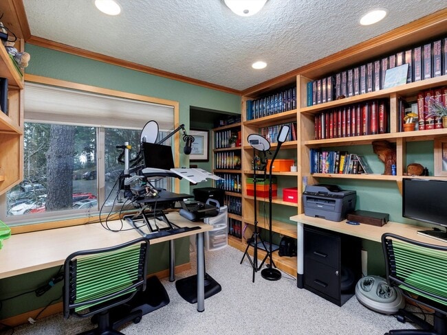 Building Photo - Beautiful 3 bedroom unit near in Lake Oswe...
