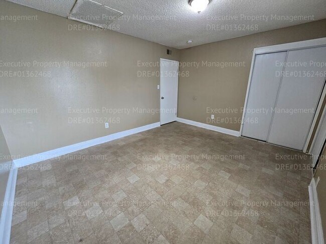 Building Photo - 2 bedroom 1.5 bathroom townhouse