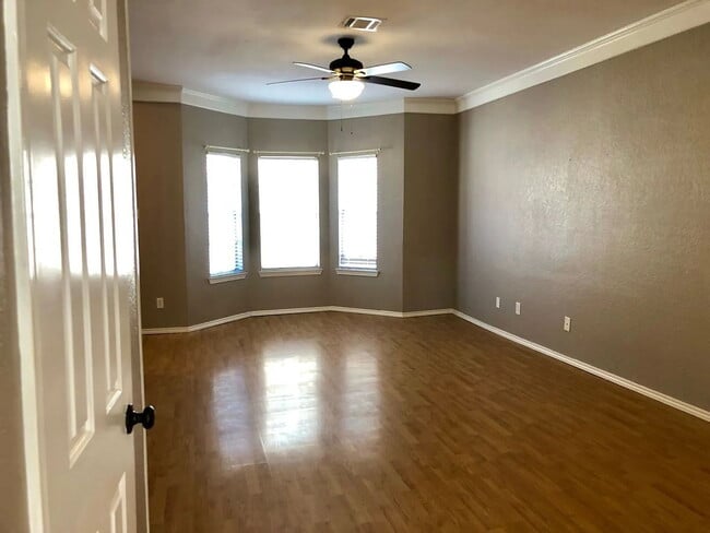 Building Photo - Spacious 2 Bed, 2.5 Bath Condo on Speight Ave with Private Porch & Community Pool