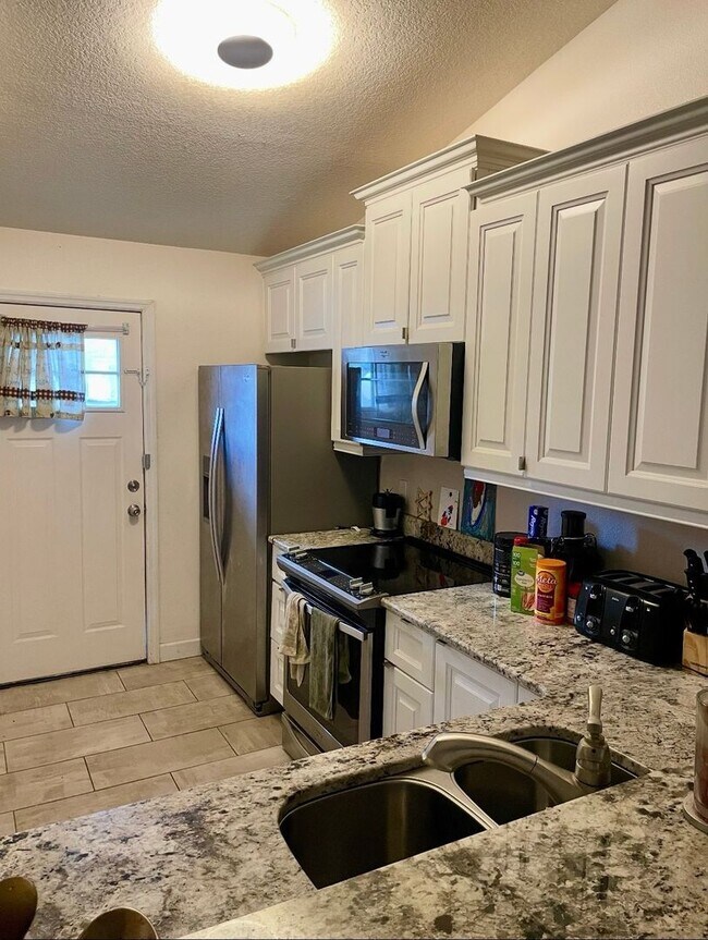 Building Photo - 1 bedroom Creekside Villas Townhome Near O...