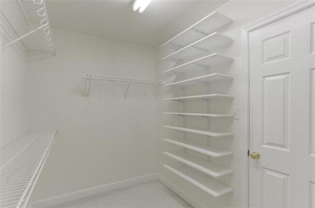Building Photo - 613 Greyshire Dr