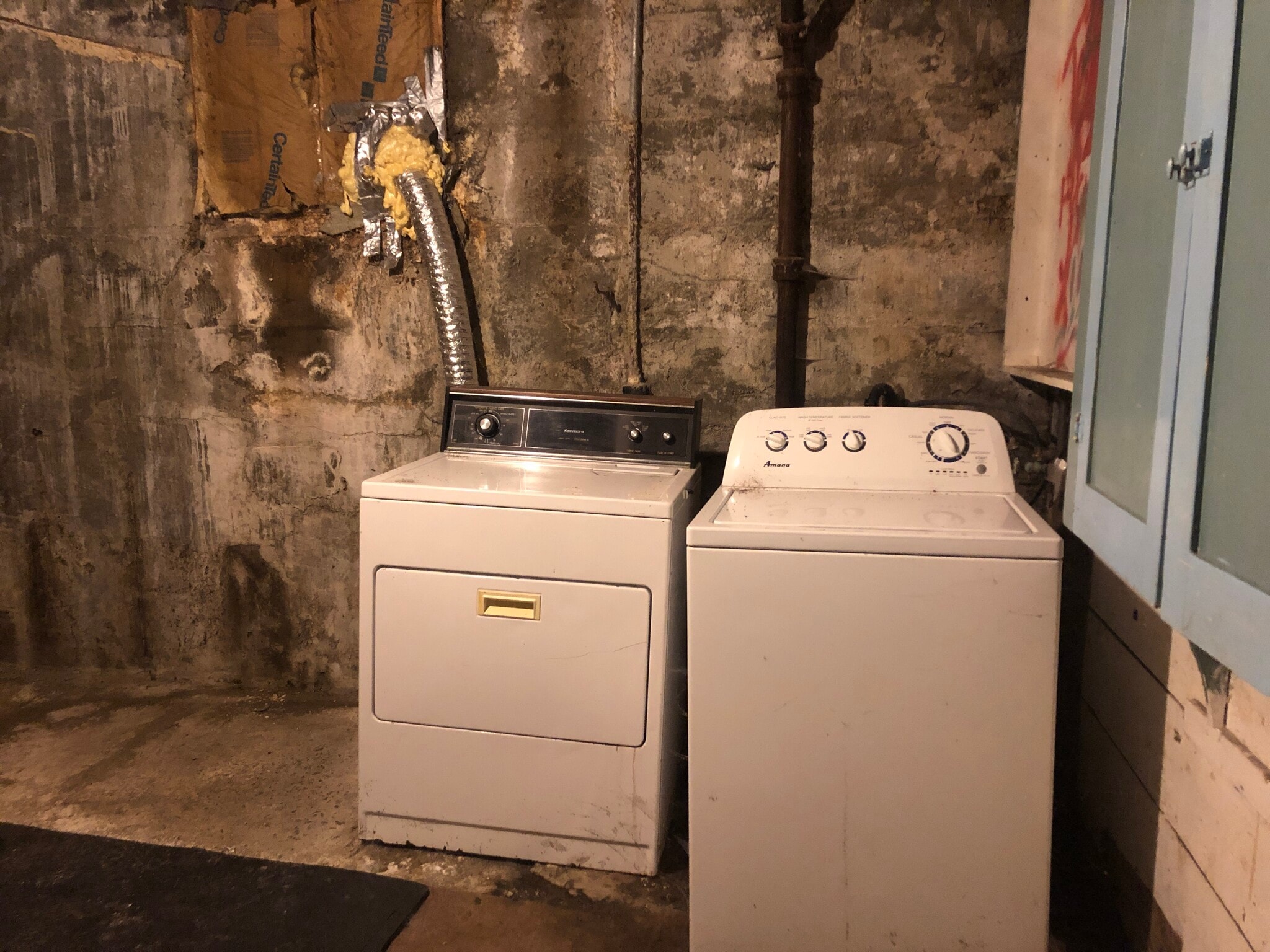 Building Photo - 715 NE Maple St