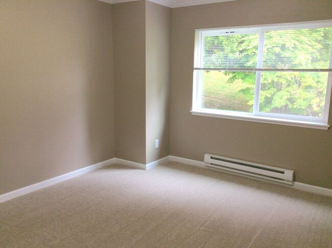 Building Photo - Top Floor - 2 BDRM/1 BATH Condo Available ...