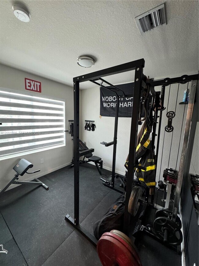 Building Photo - 1009 NW 4th Ter