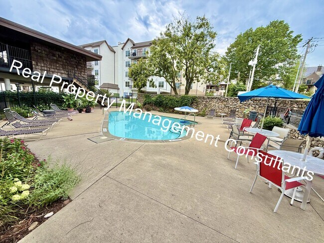Building Photo - Beautiful Condo on the Plaza with City Vie...
