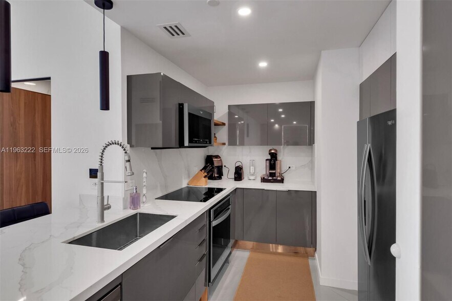 Building Photo - 350 S Miami Ave