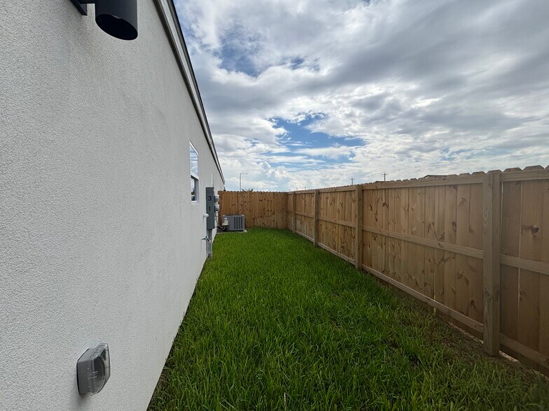 Building Photo - 2709 Woodpecker Rd