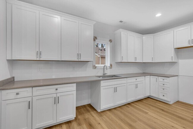 Building Photo - 425A Veritas St.