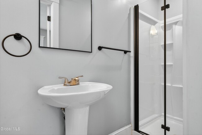 Building Photo - 716 Adams Cir